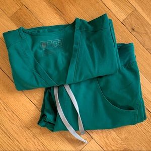 FIGS XS scrub set in Hunter Green